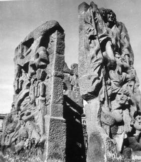 Marino Mazzacurati - Monumento allo scugnizzo delle Quattro giornate di Napoli (Napoli, Travertino, 1969).jpg